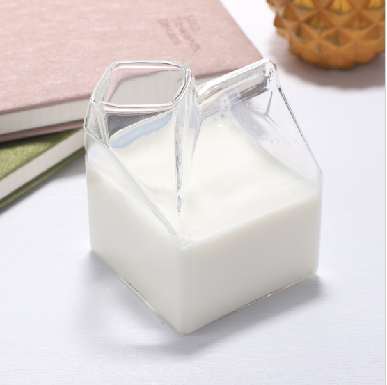 Pulcherrimum drinks fecit de transparent vitrum pocula