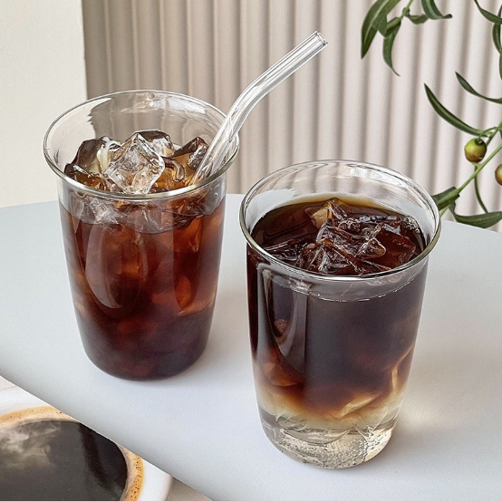 In textum vitrum aquae calicem