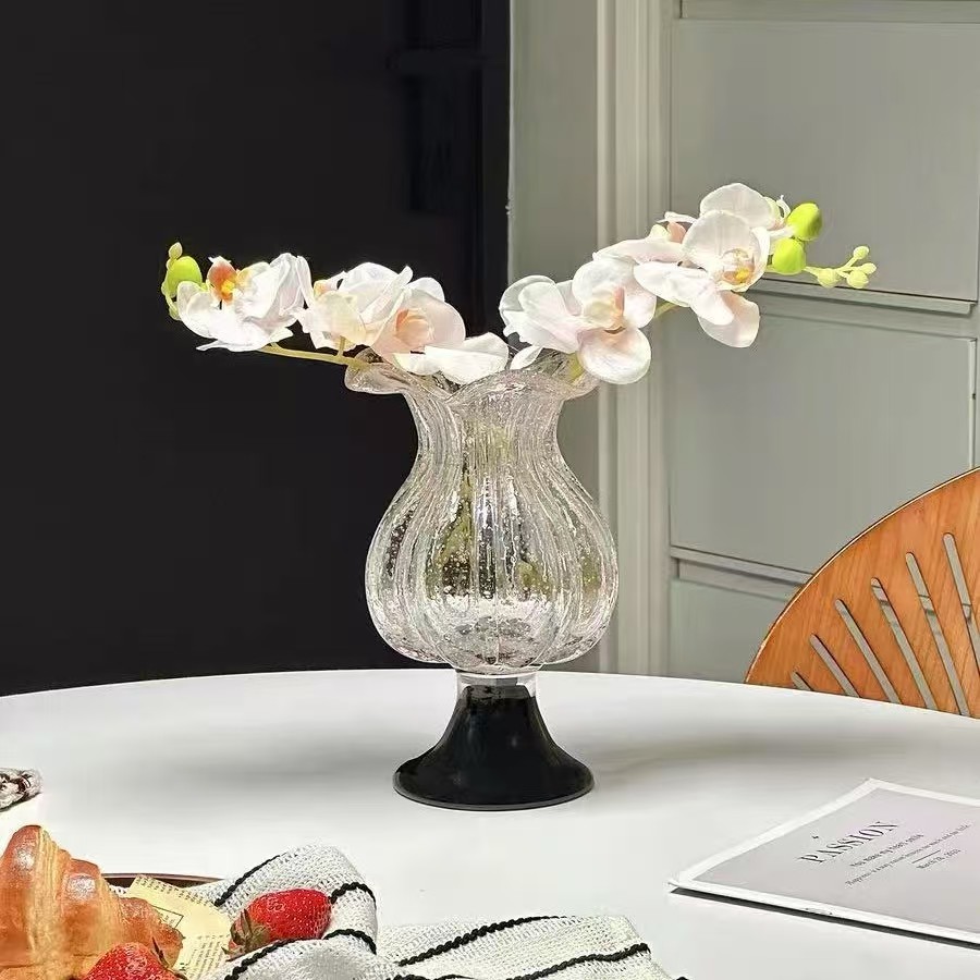 Variis varie informibus vasis vitreis